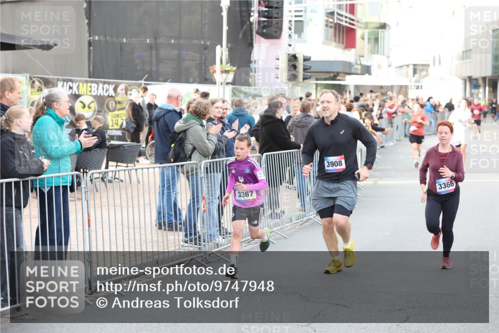 12.06.2026 - Holstenköstenlauf Andreas Tolksdorf http://msf.ph/oto/9747948 12.06.2026 20:06:19 Laufen 14, 3367, 3908, 3366 meine-sportfotos.de