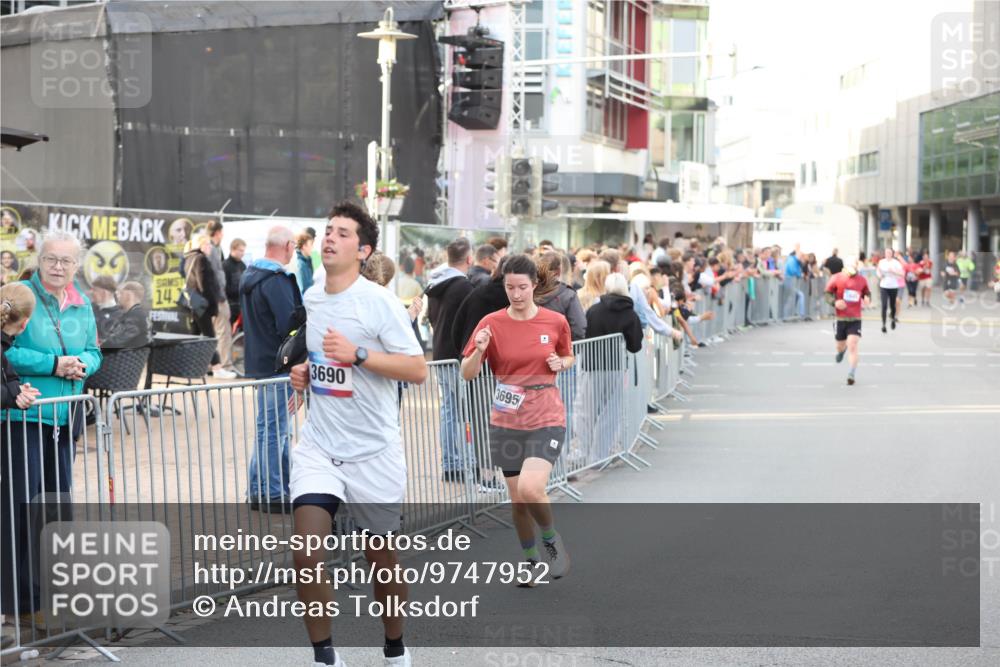 12.06.2026 - Holstenköstenlauf Andreas Tolksdorf http://msf.ph/oto/9747952 12.06.2026 20:06:25 Laufen 14, 3695, 3690 meine-sportfotos.de