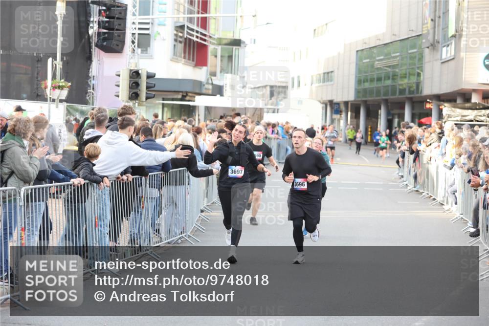 12.06.2026 - Holstenköstenlauf Andreas Tolksdorf http://msf.ph/oto/9748018 12.06.2026 20:08:10 Laufen 3697, 590, 3696 meine-sportfotos.de