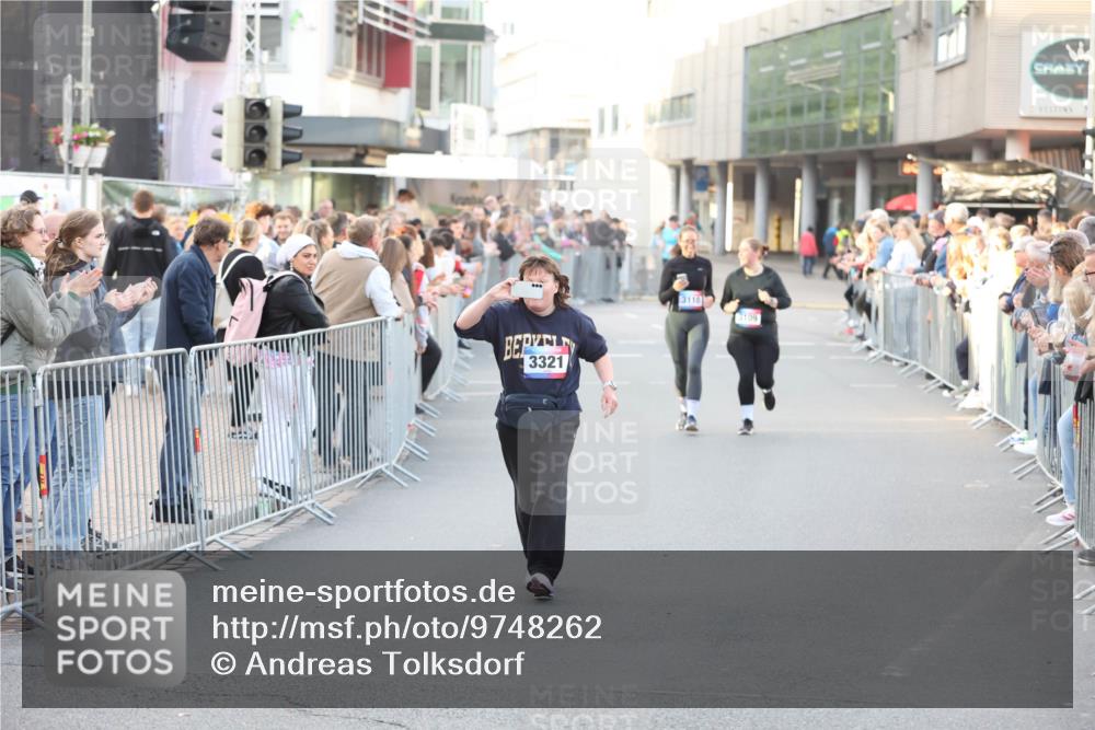 12.06.2026 - Holstenköstenlauf Andreas Tolksdorf http://msf.ph/oto/9748262 12.06.2026 20:16:59 Laufen 3321, 3110, 3109 meine-sportfotos.de