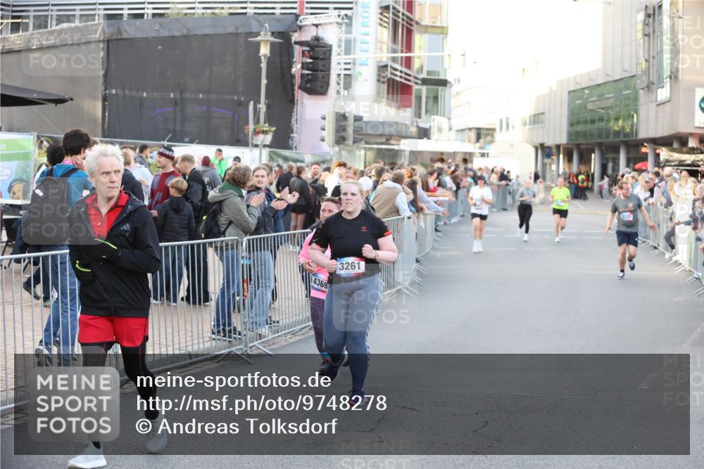 12.06.2026 - Holstenköstenlauf Andreas Tolksdorf http://msf.ph/oto/9748278 12.06.2026 20:17:43 Laufen 4369, 3261, 3222 meine-sportfotos.de