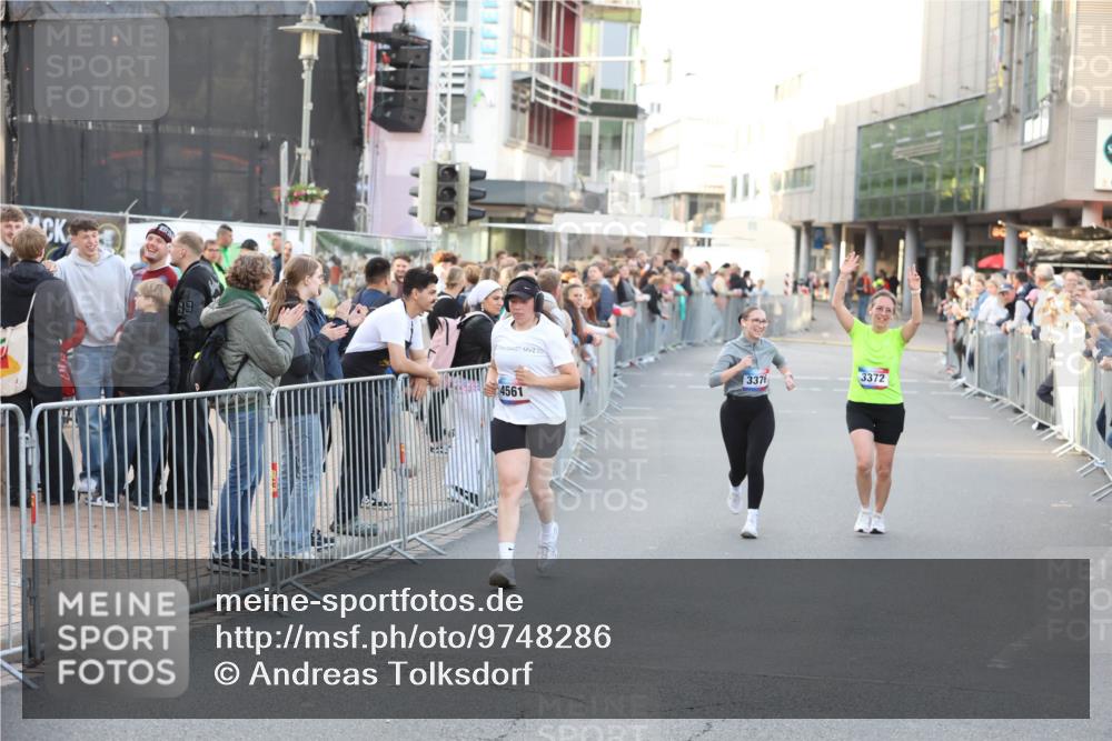 12.06.2026 - Holstenköstenlauf Andreas Tolksdorf http://msf.ph/oto/9748286 12.06.2026 20:17:50 Laufen 39, 3376, 4561, 3372 meine-sportfotos.de