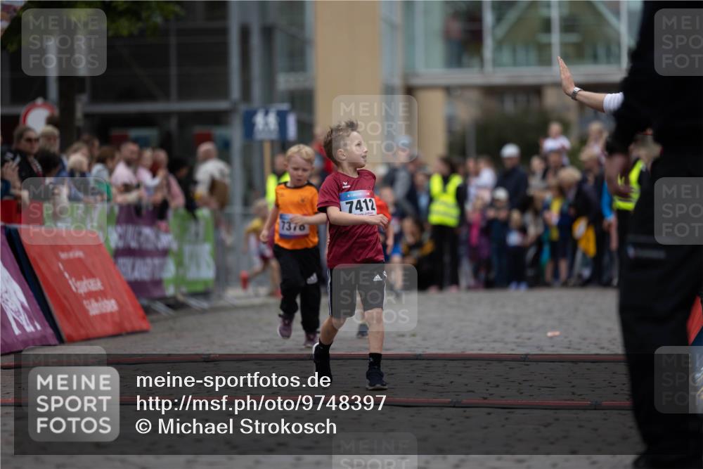 12.06.2026 - Holstenköstenlauf Michael Strokosch http://msf.ph/oto/9748397 12.06.2026 15:01:33 Laufen 7376, 7412 meine-sportfotos.de