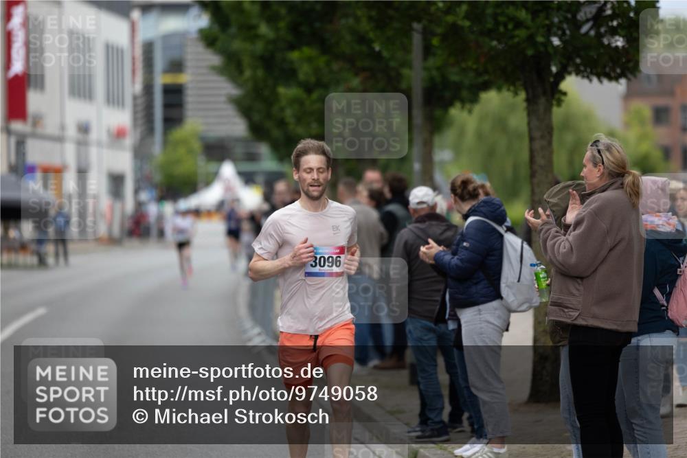 12.06.2026 - Holstenköstenlauf Michael Strokosch http://msf.ph/oto/9749058 12.06.2026 19:35:23 Laufen 3096 meine-sportfotos.de