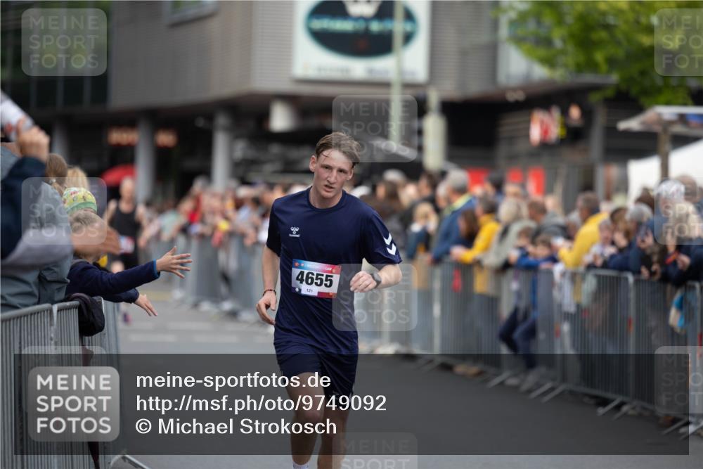 12.06.2026 - Holstenköstenlauf Michael Strokosch http://msf.ph/oto/9749092 12.06.2026 19:38:20 Laufen 4655, 121, 2 meine-sportfotos.de