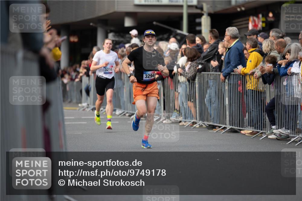 12.06.2026 - Holstenköstenlauf Michael Strokosch http://msf.ph/oto/9749178 12.06.2026 19:41:06 Laufen 3210, 3294 meine-sportfotos.de