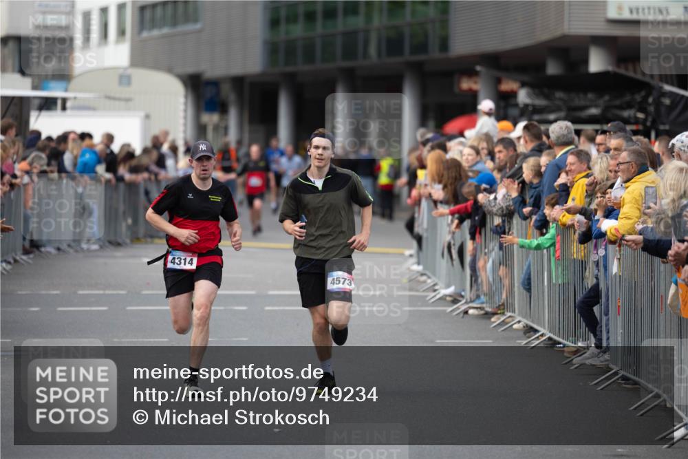 12.06.2026 - Holstenköstenlauf Michael Strokosch http://msf.ph/oto/9749234 12.06.2026 19:43:07 Laufen 4314, 4573 meine-sportfotos.de