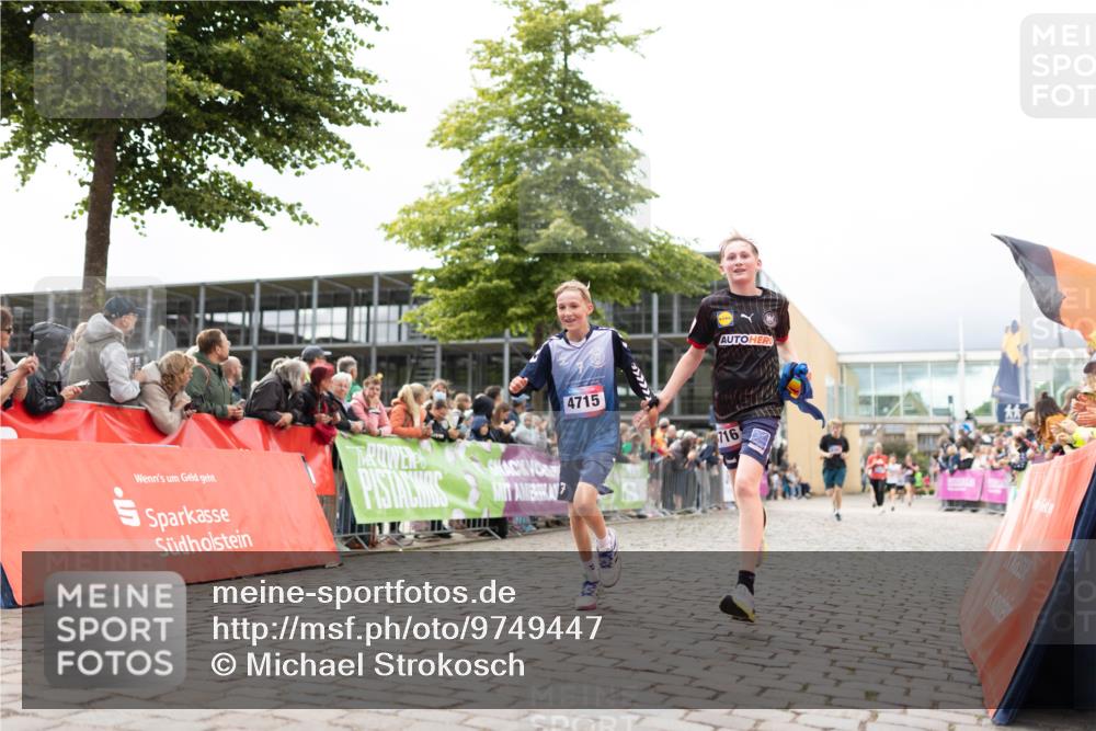 12.06.2026 - Holstenköstenlauf Michael Strokosch http://msf.ph/oto/9749447 12.06.2026 17:57:21 Laufen 4715, 716 meine-sportfotos.de
