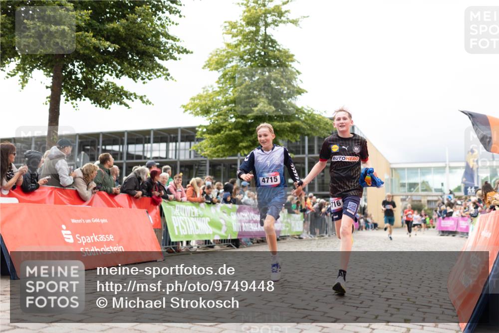 12.06.2026 - Holstenköstenlauf Michael Strokosch http://msf.ph/oto/9749448 12.06.2026 17:57:21 Laufen 4715, 716 meine-sportfotos.de