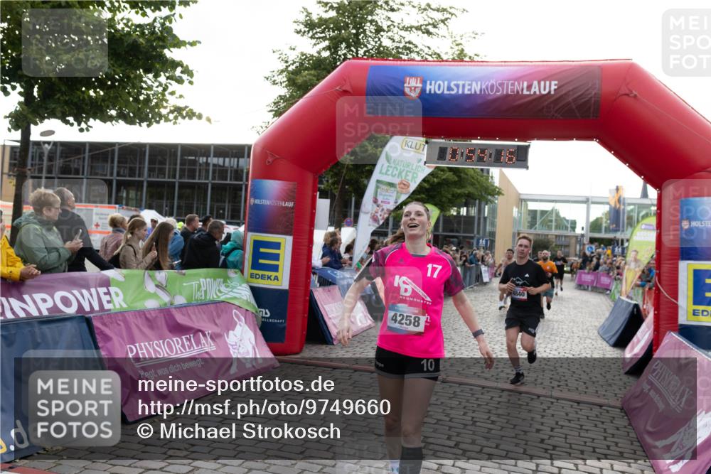 12.06.2026 - Holstenköstenlauf Michael Strokosch http://msf.ph/oto/9749660 12.06.2026 19:54:33 Laufen 105916, 17, 4840, 4258, 10 meine-sportfotos.de