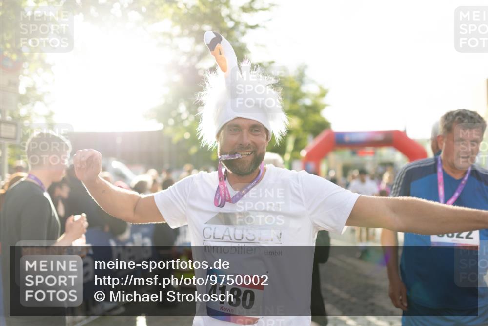 12.06.2026 - Holstenköstenlauf Michael Strokosch http://msf.ph/oto/9750002 12.06.2026 20:00:24 Laufen 36, 8822, 36, 4180 meine-sportfotos.de