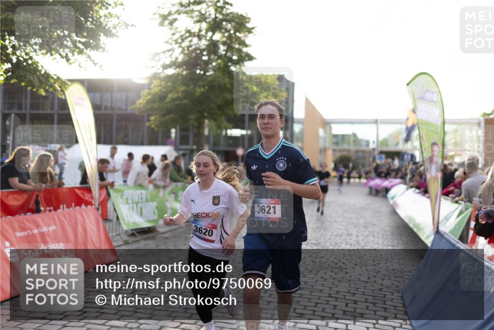 12.06.2026 - Holstenköstenlauf Michael Strokosch http://msf.ph/oto/9750069 12.06.2026 20:04:18 Laufen 24, 3620, 3621 meine-sportfotos.de