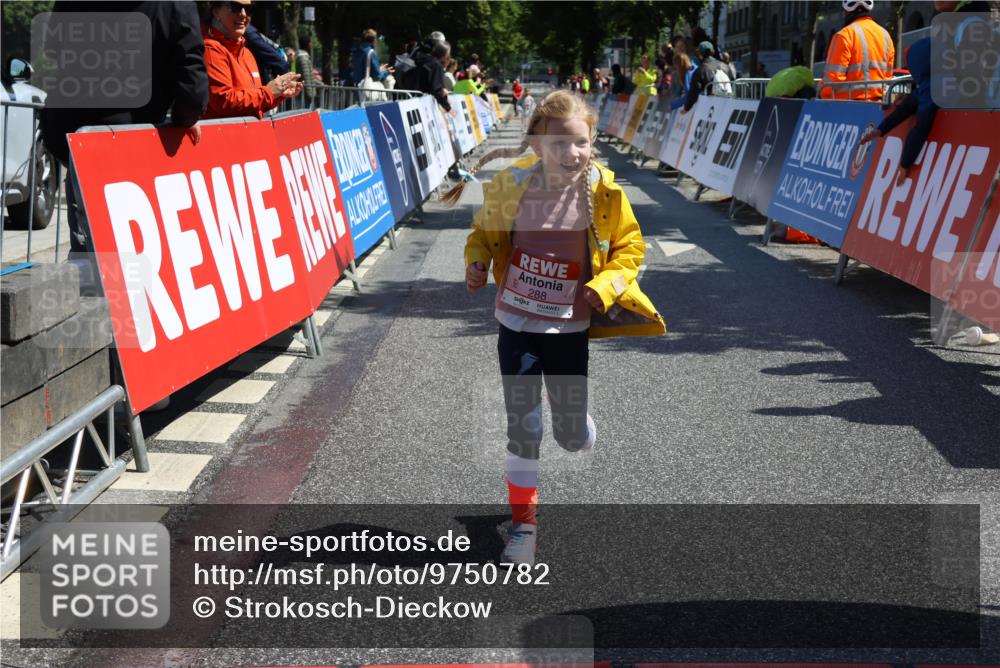 14.06.2026 - REWE Women's Run Strokosch-Dieckow http://msf.ph/oto/9750782 14.06.2026 11:39:30 Ziel 218, 243, 284, 288, 291 meine-sportfotos.de