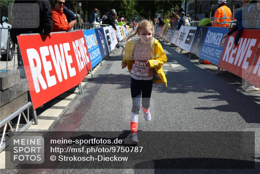 14.06.2026 - REWE Women's Run Strokosch-Dieckow http://msf.ph/oto/9750787 14.06.2026 11:39:30 Ziel 218, 243, 284, 288, 291 meine-sportfotos.de