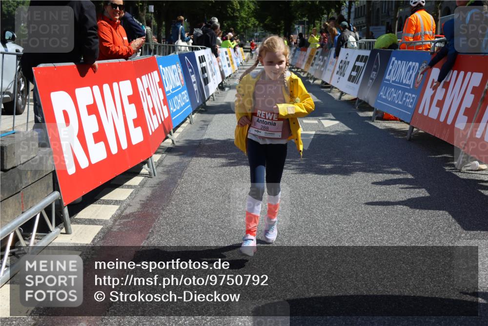 14.06.2026 - REWE Women's Run Strokosch-Dieckow http://msf.ph/oto/9750792 14.06.2026 11:39:30 Ziel 218, 243, 284, 288, 291 meine-sportfotos.de