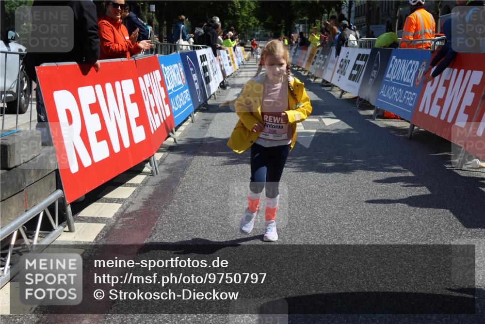 14.06.2026 - REWE Women's Run Strokosch-Dieckow http://msf.ph/oto/9750797 14.06.2026 11:39:30 Ziel 218, 243, 284, 288, 291 meine-sportfotos.de