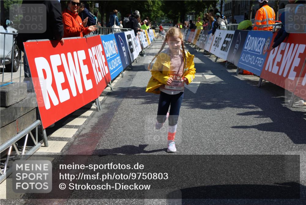 14.06.2026 - REWE Women's Run Strokosch-Dieckow http://msf.ph/oto/9750803 14.06.2026 11:39:30 Ziel 218, 243, 284, 288, 291 meine-sportfotos.de
