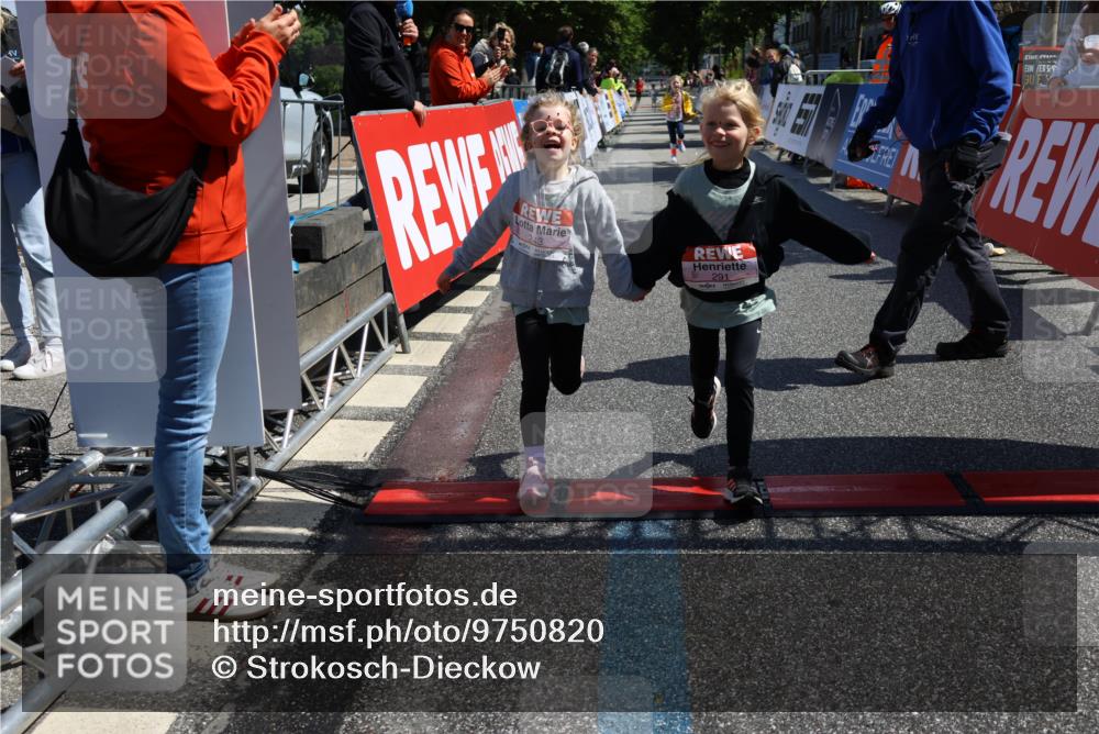 14.06.2026 - REWE Women's Run Strokosch-Dieckow http://msf.ph/oto/9750820 14.06.2026 11:39:26 Ziel 218, 222, 243, 284, 291, 366 meine-sportfotos.de