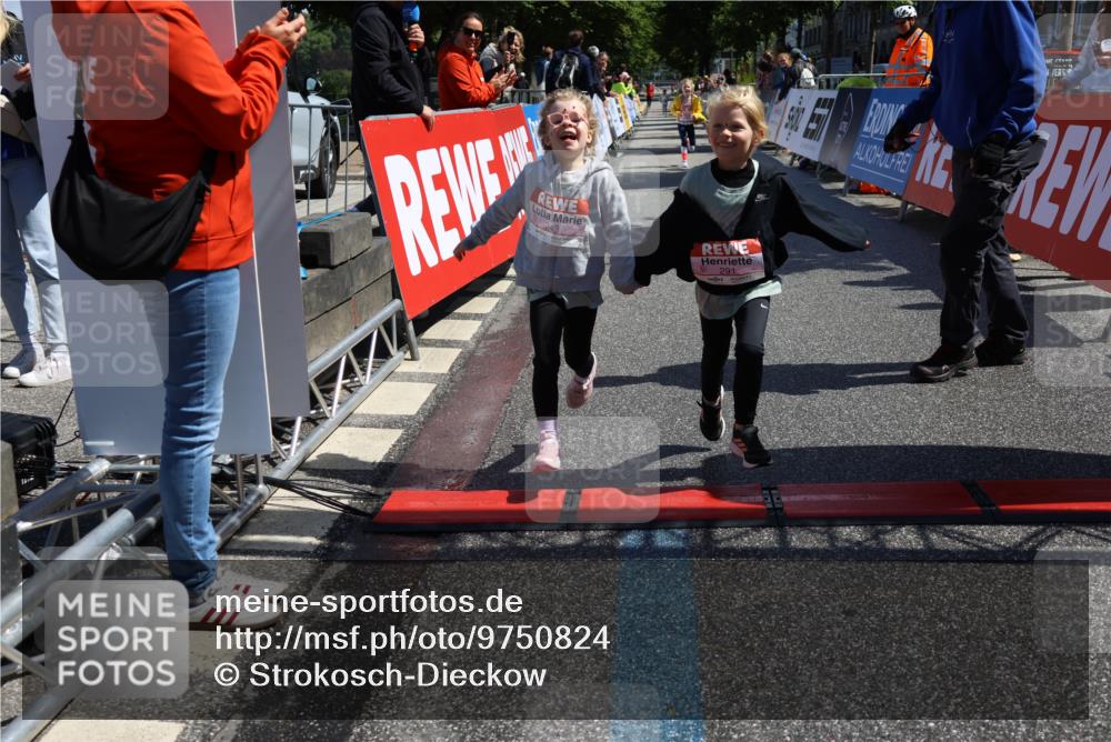 14.06.2026 - REWE Women's Run Strokosch-Dieckow http://msf.ph/oto/9750824 14.06.2026 11:39:26 Ziel 218, 222, 243, 284, 291, 366 meine-sportfotos.de