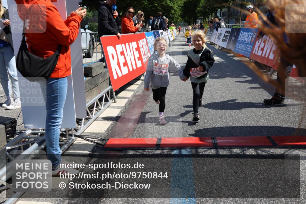 14.06.2026 - REWE Women's Run Strokosch-Dieckow http://msf.ph/oto/9750844 14.06.2026 11:39:26 Ziel 218, 222, 243, 284, 291, 366 meine-sportfotos.de