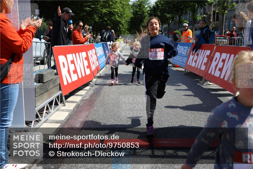 14.06.2026 - REWE Women's Run Strokosch-Dieckow http://msf.ph/oto/9750853 14.06.2026 11:39:24 Ziel 218, 222, 243, 284, 291, 366 meine-sportfotos.de