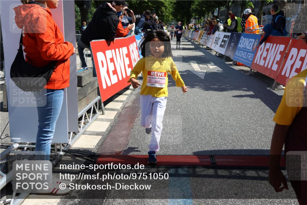 14.06.2026 - REWE Women's Run Strokosch-Dieckow http://msf.ph/oto/9751050 14.06.2026 11:39:06 Ziel 147, 213, 219, 223, 229, 230, 231, 236, 285, 286, 287, 308 meine-sportfotos.de