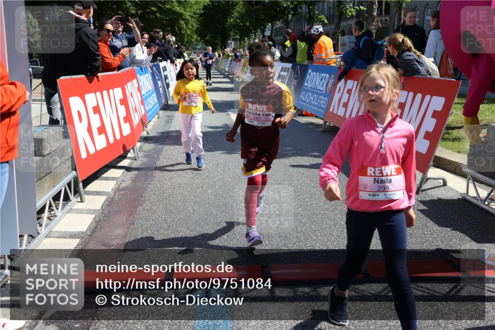 14.06.2026 - REWE Women's Run Strokosch-Dieckow http://msf.ph/oto/9751084 14.06.2026 11:39:05 Ziel 147, 213, 219, 223, 229, 230, 231, 236, 285, 286, 287, 308, 338 meine-sportfotos.de