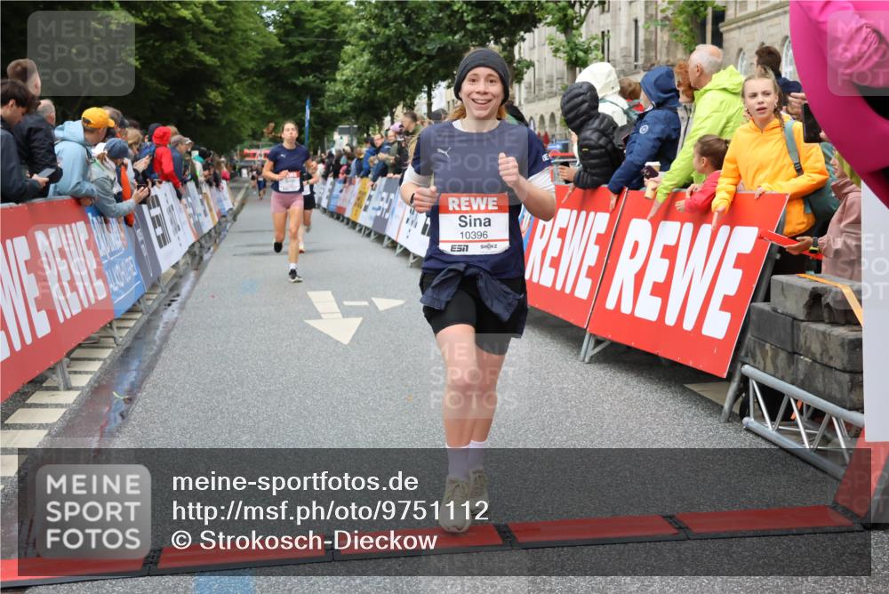 14.06.2026 - REWE Women's Run Strokosch-Dieckow http://msf.ph/oto/9751112 14.06.2026 09:50:29 Ziel 10021, 10396, 10958, 11009 meine-sportfotos.de