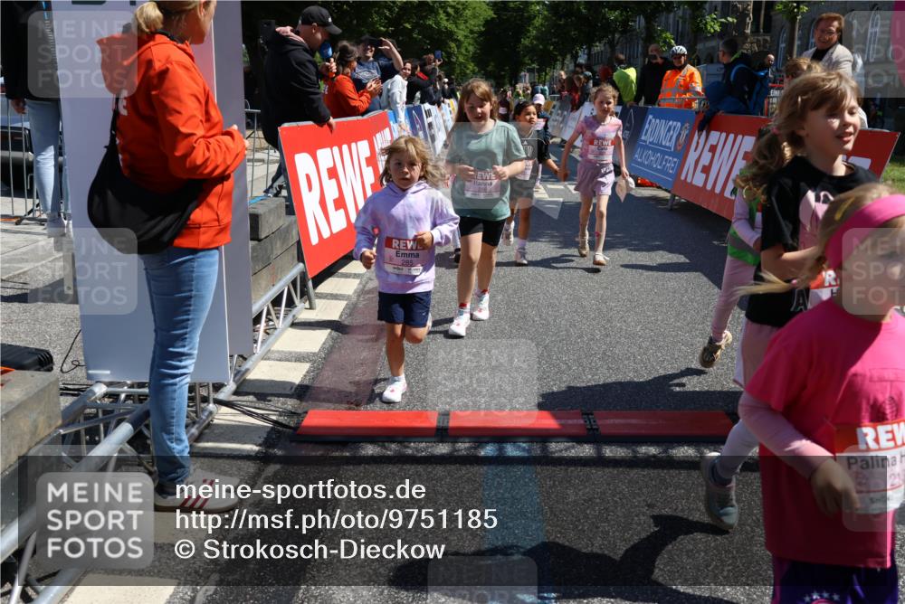 14.06.2026 - REWE Women's Run Strokosch-Dieckow http://msf.ph/oto/9751185 14.06.2026 11:38:59 Ziel 109, 143, 144, 191, 213, 217, 219, 223, 229, 230, 231, 285, 286, 308, 338, 360 meine-sportfotos.de