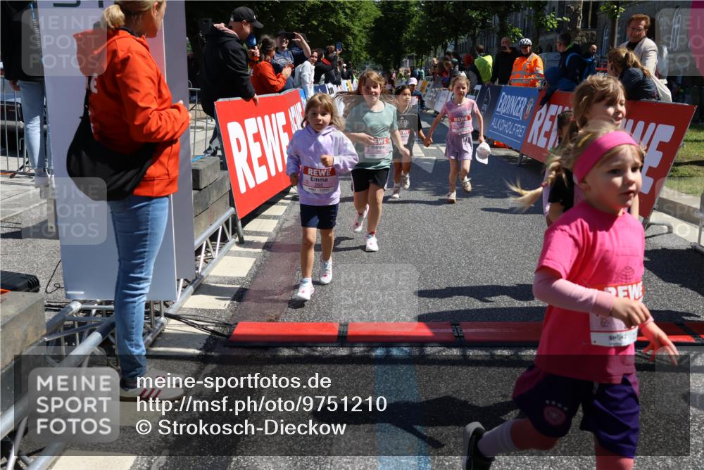 14.06.2026 - REWE Women's Run Strokosch-Dieckow http://msf.ph/oto/9751210 14.06.2026 11:38:59 Ziel 109, 143, 144, 191, 213, 217, 219, 223, 229, 230, 231, 285, 286, 308, 338, 360 meine-sportfotos.de