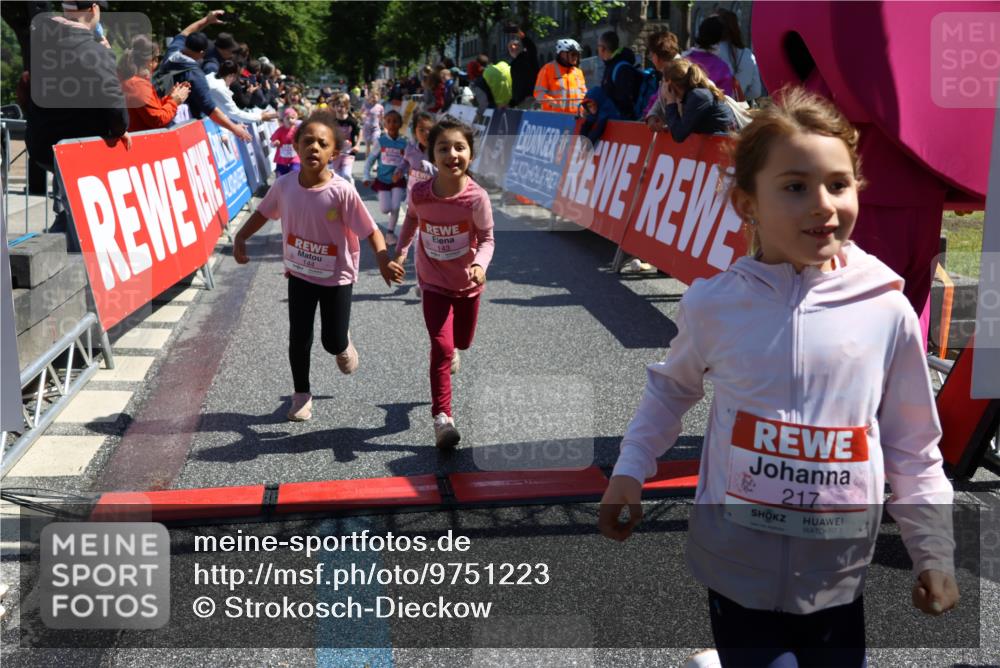 14.06.2026 - REWE Women's Run Strokosch-Dieckow http://msf.ph/oto/9751223 14.06.2026 11:38:55 Ziel 109, 134, 143, 144, 161, 191, 213, 217, 219, 242, 285, 286, 308, 332, 338, 349, 360 meine-sportfotos.de