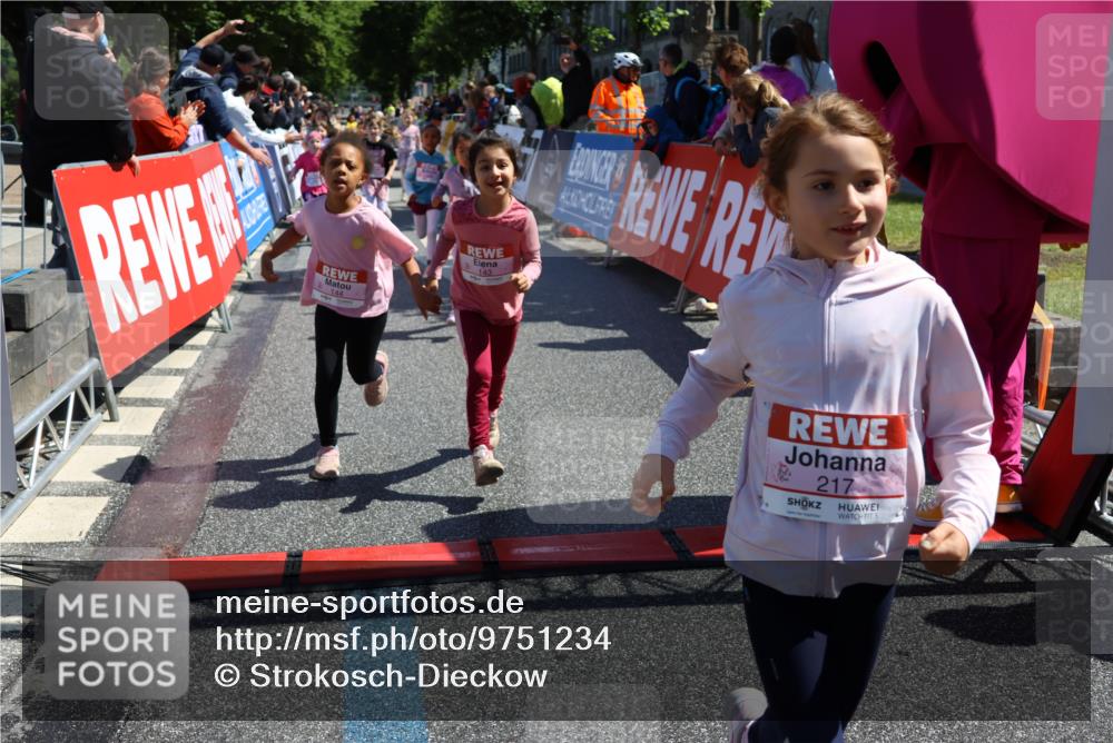 14.06.2026 - REWE Women's Run Strokosch-Dieckow http://msf.ph/oto/9751234 14.06.2026 11:38:55 Ziel 109, 134, 143, 144, 161, 191, 213, 217, 219, 242, 285, 286, 308, 332, 338, 349, 360 meine-sportfotos.de