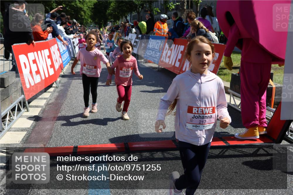 14.06.2026 - REWE Women's Run Strokosch-Dieckow http://msf.ph/oto/9751255 14.06.2026 11:38:55 Ziel 109, 134, 143, 144, 161, 191, 213, 217, 219, 242, 285, 286, 308, 332, 338, 349, 360 meine-sportfotos.de
