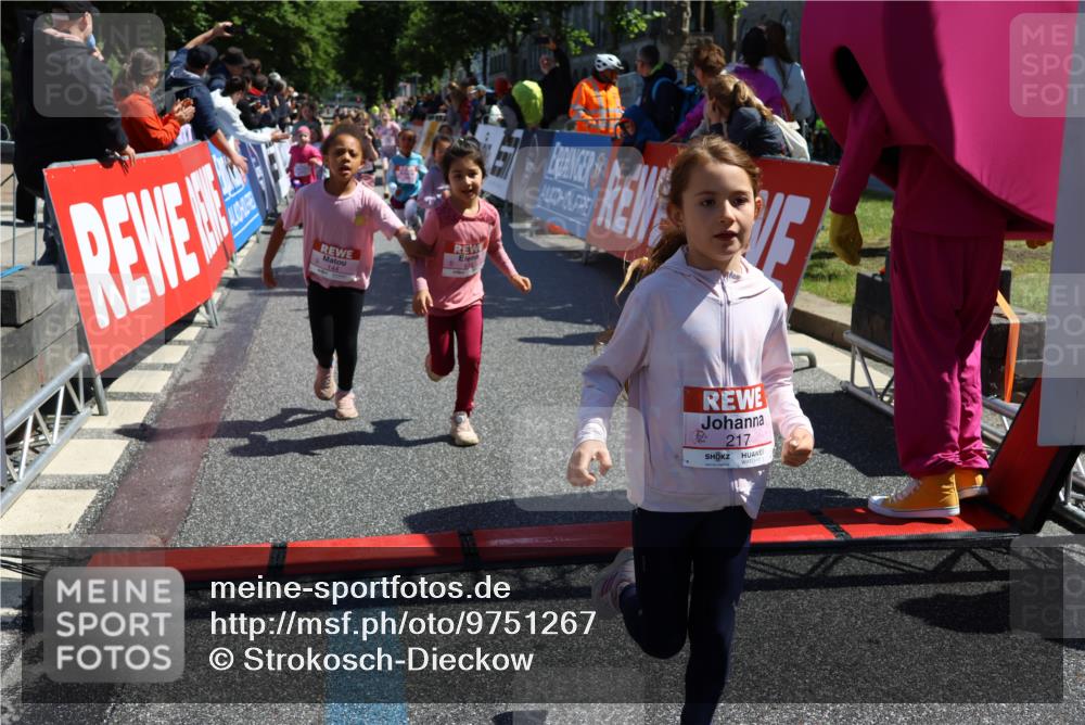 14.06.2026 - REWE Women's Run Strokosch-Dieckow http://msf.ph/oto/9751267 14.06.2026 11:38:55 Ziel 109, 134, 143, 144, 161, 191, 213, 217, 219, 242, 285, 286, 308, 332, 338, 349, 360 meine-sportfotos.de