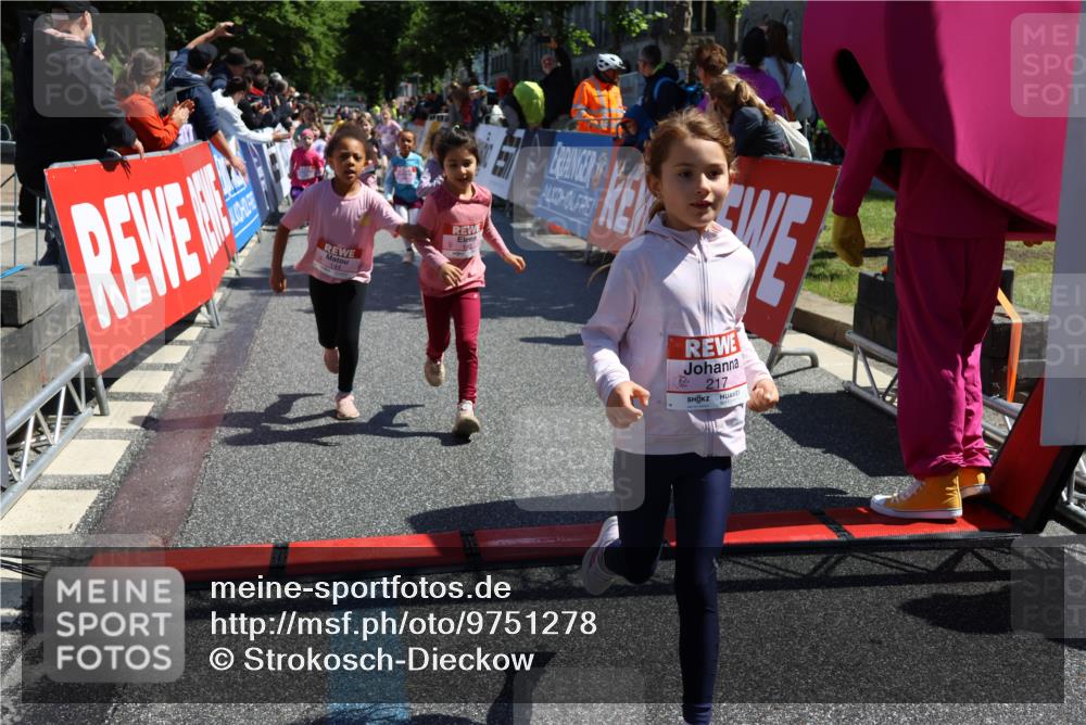 14.06.2026 - REWE Women's Run Strokosch-Dieckow http://msf.ph/oto/9751278 14.06.2026 11:38:54 Ziel 109, 134, 143, 144, 161, 191, 213, 217, 219, 242, 332, 338, 347, 349, 360 meine-sportfotos.de