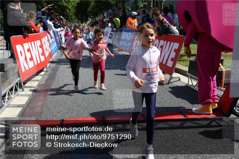 14.06.2026 - REWE Women's Run Strokosch-Dieckow http://msf.ph/oto/9751290 14.06.2026 11:38:54 Ziel 109, 134, 143, 144, 161, 191, 213, 217, 219, 242, 332, 338, 347, 349, 360 meine-sportfotos.de