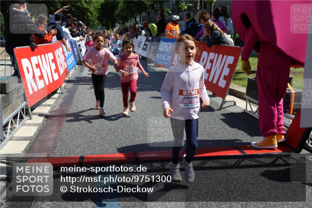 14.06.2026 - REWE Women's Run Strokosch-Dieckow http://msf.ph/oto/9751300 14.06.2026 11:38:54 Ziel 109, 134, 143, 144, 161, 191, 213, 217, 219, 242, 332, 338, 347, 349, 360 meine-sportfotos.de