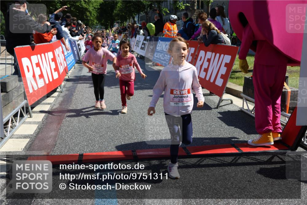 14.06.2026 - REWE Women's Run Strokosch-Dieckow http://msf.ph/oto/9751311 14.06.2026 11:38:54 Ziel 109, 134, 143, 144, 161, 191, 213, 217, 219, 242, 332, 338, 347, 349, 360 meine-sportfotos.de