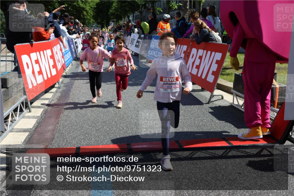 14.06.2026 - REWE Women's Run Strokosch-Dieckow http://msf.ph/oto/9751323 14.06.2026 11:38:54 Ziel 109, 134, 143, 144, 161, 191, 213, 217, 219, 242, 332, 338, 347, 349, 360 meine-sportfotos.de