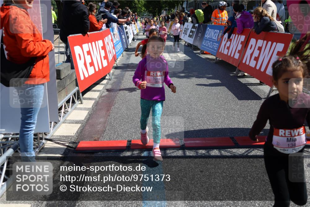 14.06.2026 - REWE Women's Run Strokosch-Dieckow http://msf.ph/oto/9751373 14.06.2026 11:38:51 Ziel 109, 134, 143, 144, 161, 186, 197, 217, 242, 332, 347, 349, 360, 371 meine-sportfotos.de