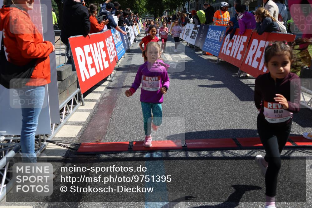 14.06.2026 - REWE Women's Run Strokosch-Dieckow http://msf.ph/oto/9751395 14.06.2026 11:38:51 Ziel 109, 134, 143, 144, 161, 186, 197, 217, 242, 332, 347, 349, 360, 371 meine-sportfotos.de