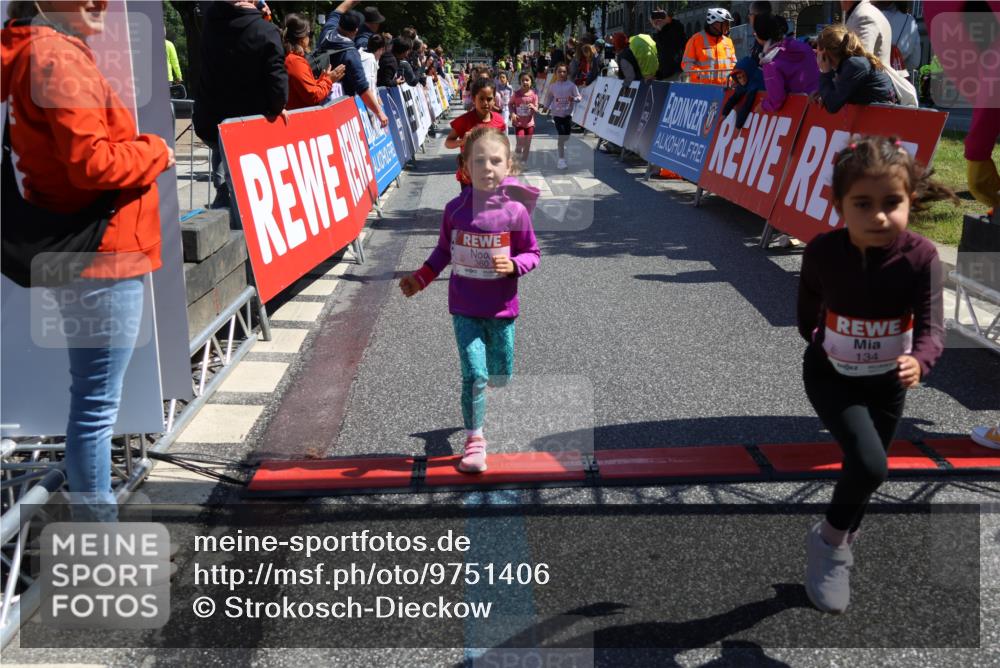 14.06.2026 - REWE Women's Run Strokosch-Dieckow http://msf.ph/oto/9751406 14.06.2026 11:38:51 Ziel 109, 134, 143, 144, 161, 186, 197, 217, 242, 332, 347, 349, 360, 371 meine-sportfotos.de