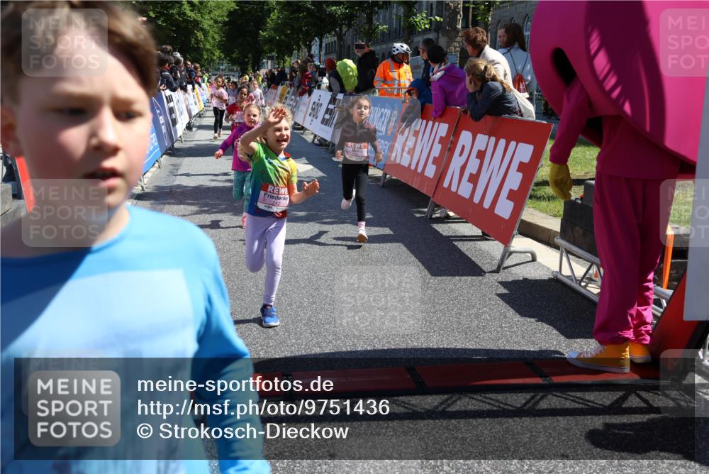 14.06.2026 - REWE Women's Run Strokosch-Dieckow http://msf.ph/oto/9751436 14.06.2026 11:38:49 Ziel 109, 134, 161, 186, 195, 197, 210, 242, 332, 347, 349, 360, 371 meine-sportfotos.de