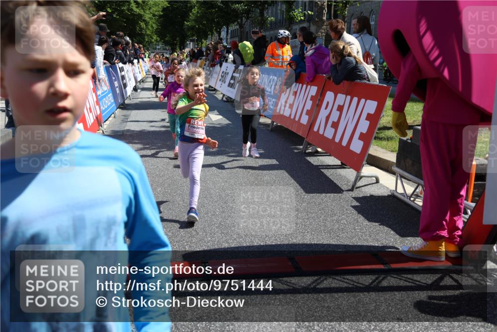 14.06.2026 - REWE Women's Run Strokosch-Dieckow http://msf.ph/oto/9751444 14.06.2026 11:38:49 Ziel 109, 134, 161, 186, 195, 197, 210, 242, 332, 347, 349, 360, 371 meine-sportfotos.de