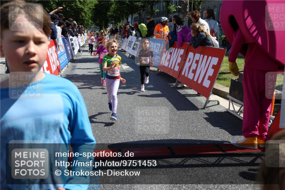 14.06.2026 - REWE Women's Run Strokosch-Dieckow http://msf.ph/oto/9751453 14.06.2026 11:38:49 Ziel 109, 134, 161, 186, 195, 197, 210, 242, 332, 347, 349, 360, 371 meine-sportfotos.de