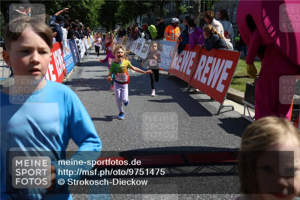 14.06.2026 - REWE Women's Run Strokosch-Dieckow http://msf.ph/oto/9751475 14.06.2026 11:38:49 Ziel 109, 134, 161, 186, 195, 197, 210, 242, 332, 347, 349, 360, 371 meine-sportfotos.de