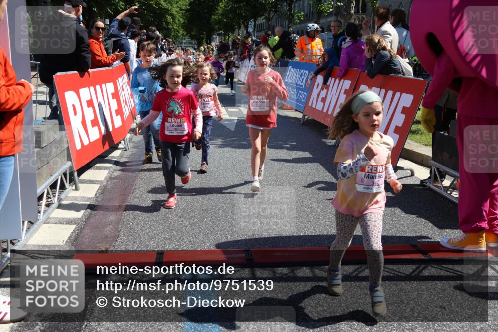 14.06.2026 - REWE Women's Run Strokosch-Dieckow http://msf.ph/oto/9751539 14.06.2026 11:38:47 Ziel 134, 161, 186, 195, 197, 210, 242, 297, 332, 347, 349, 360, 371 meine-sportfotos.de