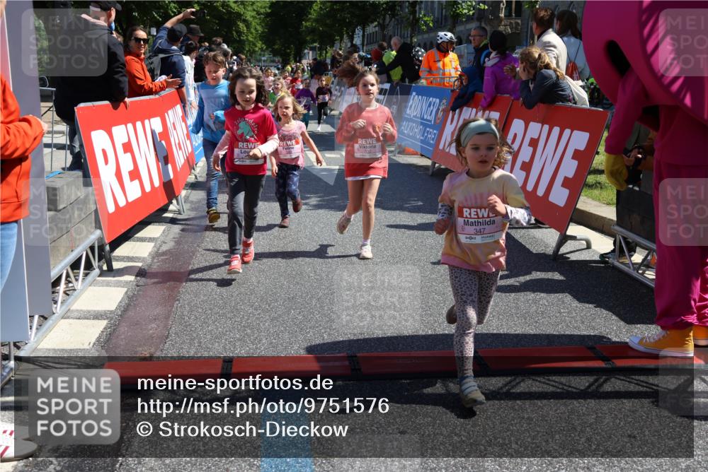 14.06.2026 - REWE Women's Run Strokosch-Dieckow http://msf.ph/oto/9751576 14.06.2026 11:38:46 Ziel 134, 161, 186, 195, 197, 210, 242, 297, 332, 347, 349, 371 meine-sportfotos.de