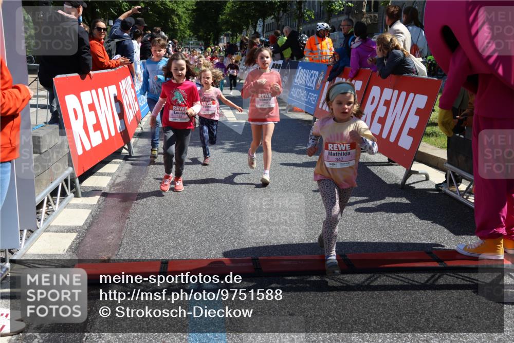 14.06.2026 - REWE Women's Run Strokosch-Dieckow http://msf.ph/oto/9751588 14.06.2026 11:38:46 Ziel 134, 161, 186, 195, 197, 210, 242, 297, 332, 347, 349, 371 meine-sportfotos.de