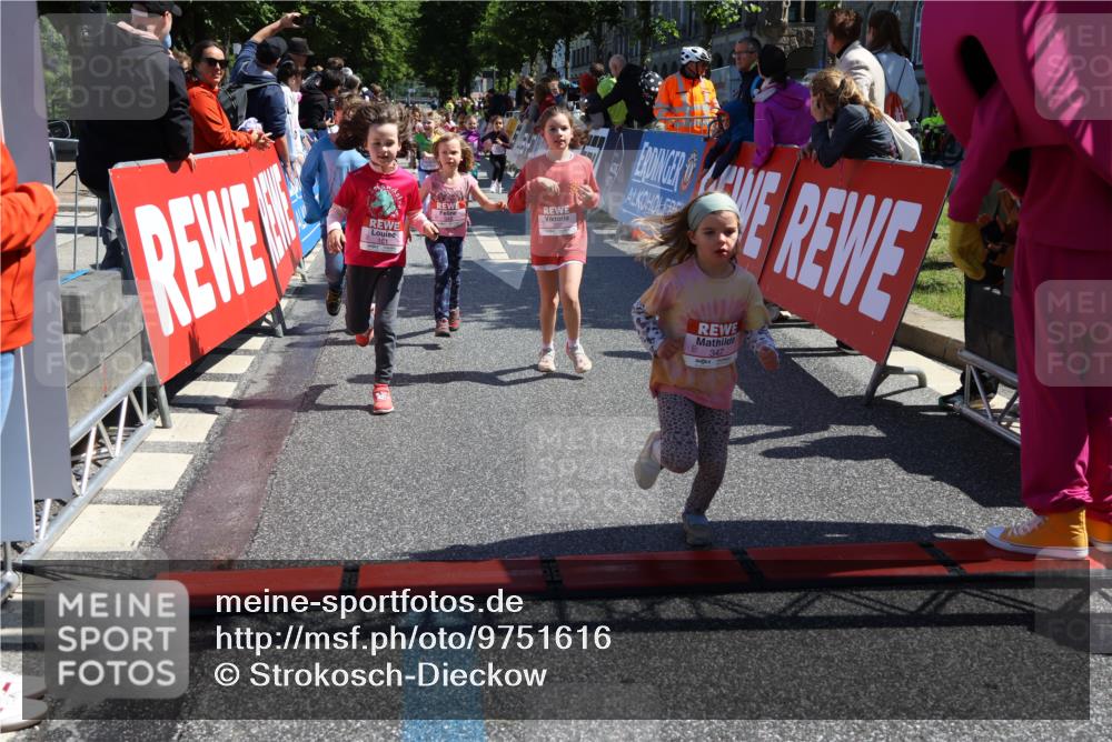 14.06.2026 - REWE Women's Run Strokosch-Dieckow http://msf.ph/oto/9751616 14.06.2026 11:38:46 Ziel 134, 161, 186, 195, 197, 210, 242, 297, 332, 347, 349, 371 meine-sportfotos.de